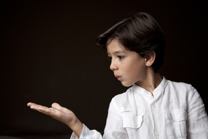 Niño asombrado mirando a la derecha